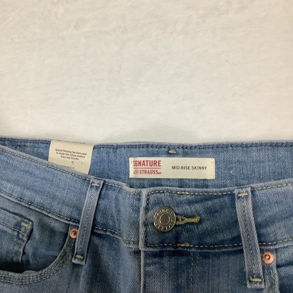 NWT Signature By Levi Strauss Mid-Rise Skinny Jeans Sz 12S Medium Blue Wash - Picture 3 of 9